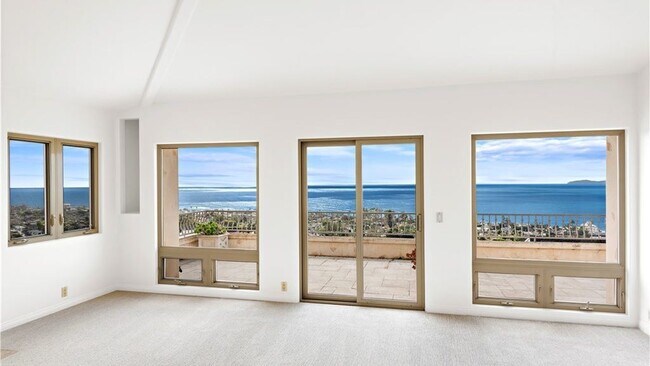 Building Photo - 1060 Skyline Dr