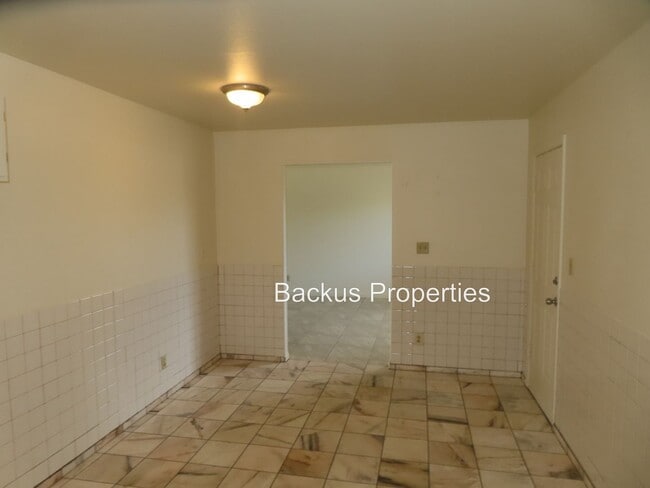 Building Photo - Newly renovated three bedroom duplex in Soledad