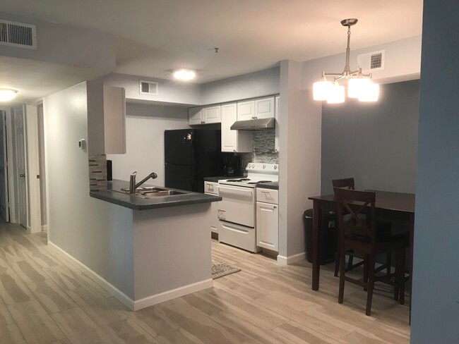 Building Photo - Recently Remodeled 2B/2B Unfurnished Condo...