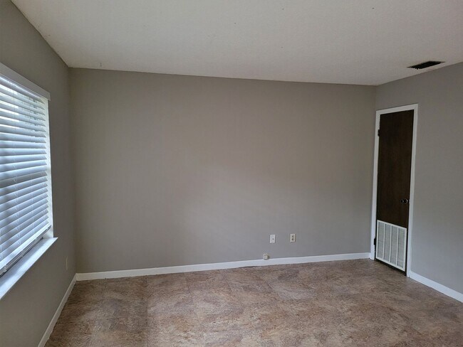 Building Photo - $1095 - 2/1.5 - Arlington - Super Cute - Great Location