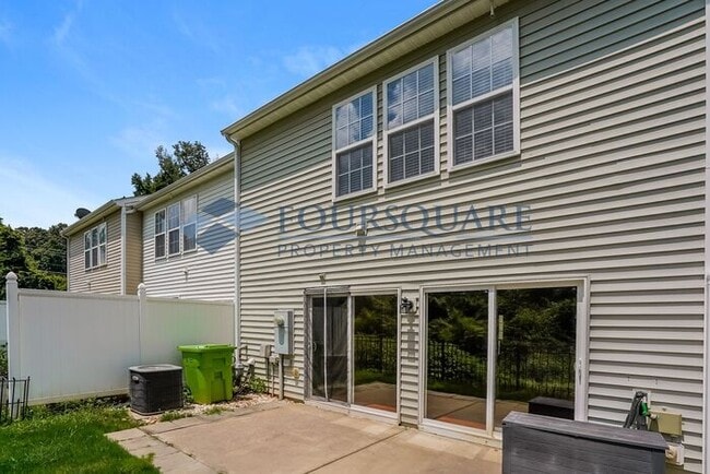 Building Photo - Townhome |Fenced Back Patio with Privacy F...