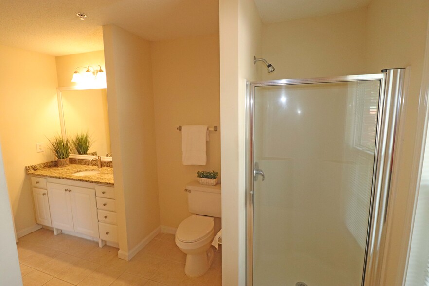 Large Primary Bath - 2500 Friedland Pl