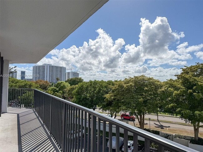 Building Photo - 1000 Parkview Dr