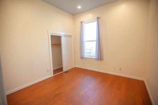 Building Photo - Charming Oceanveiw Renovated Single-Family...