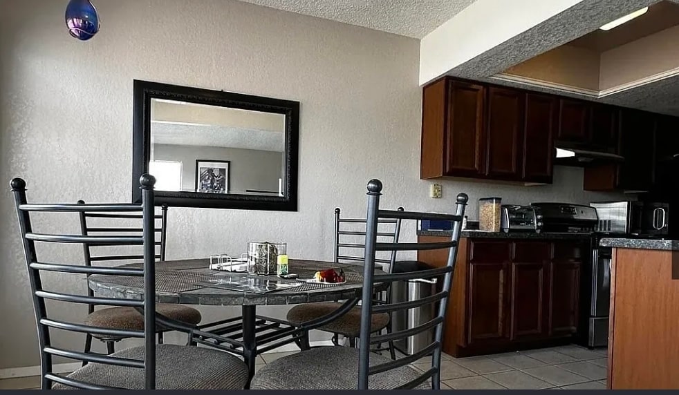 Building Photo - 1605 Common Dr