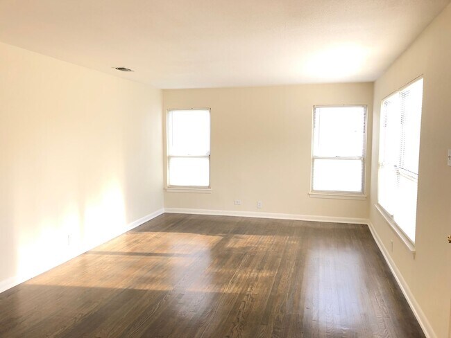 Building Photo - 210 Laddie Pl