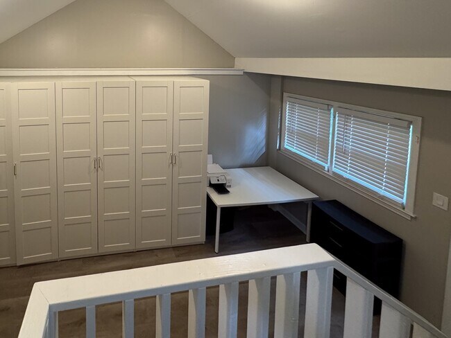 Building Photo - 3350 Highland Park Pl