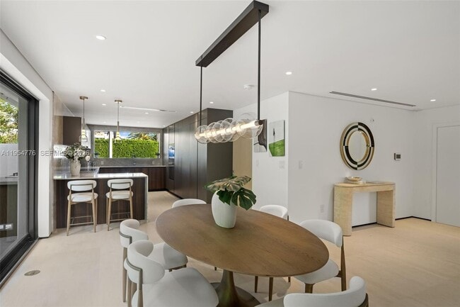 Building Photo - 222 E Rivo Alto Dr