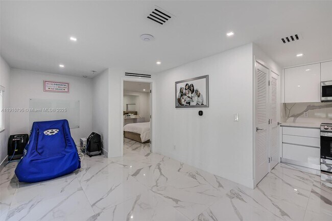 Building Photo - 250 NW 129th Ave