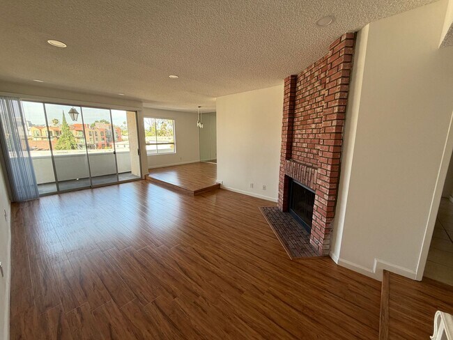 Building Photo - 2 BEDROOM CONDO UNIT IN THE WEST LA AREA 646 481 4404