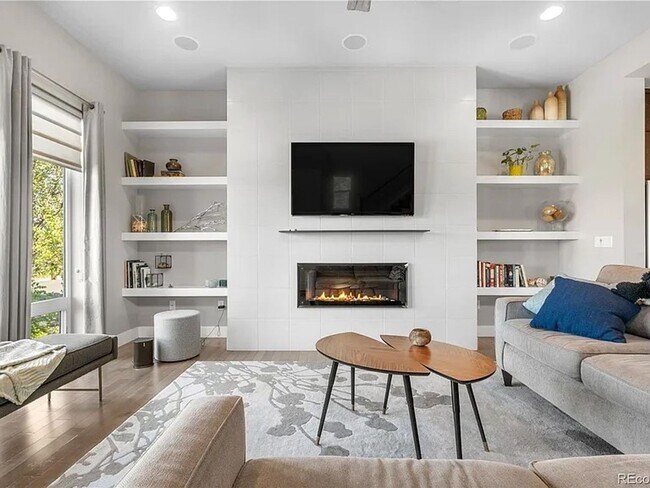 Building Photo - Stunning 4BR House on corner lot in Denver...
