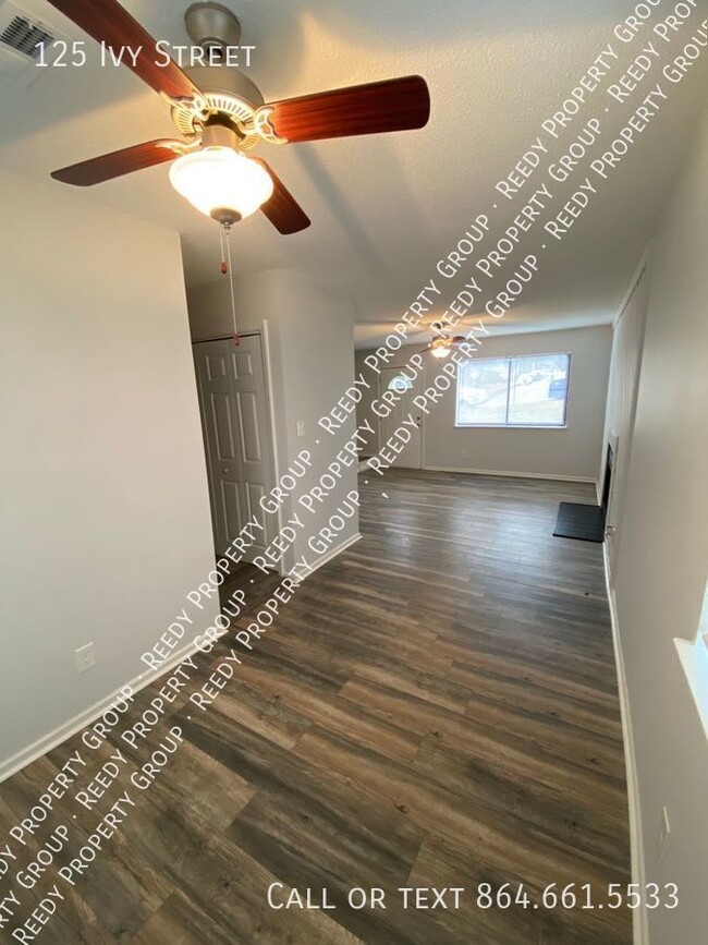 Building Photo - Converse Heights Townhouse - 2 bed / 1.5 bath