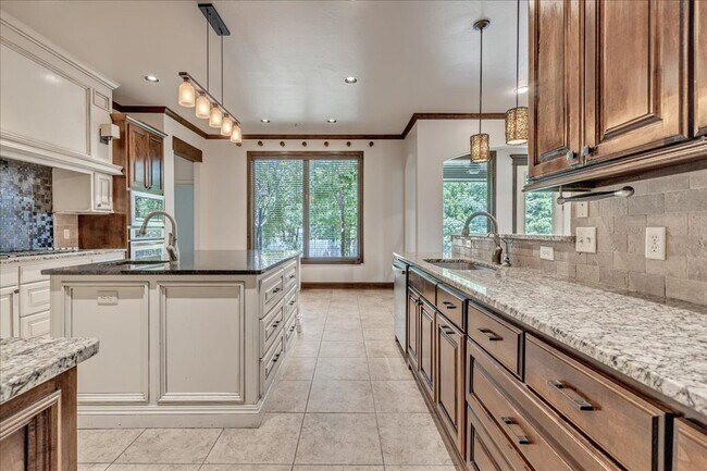 Building Photo - Gorgeous Executive Home - Open Plan - Stor...