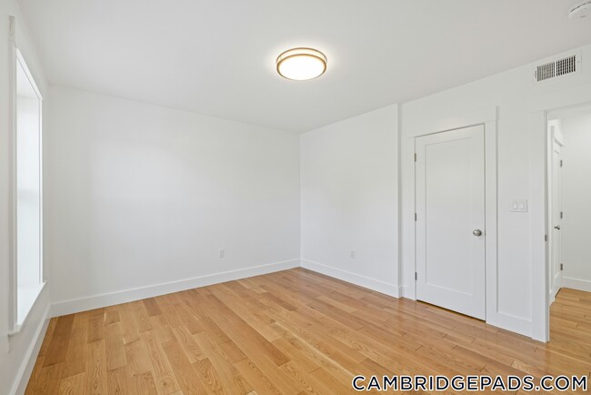 Primary Photo - 406 Columbia St