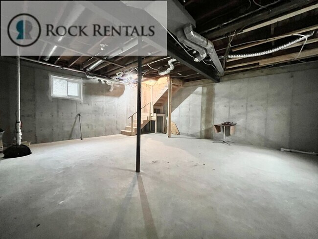Building Photo - 2 Bed 1 Bath Country Home with New Basement