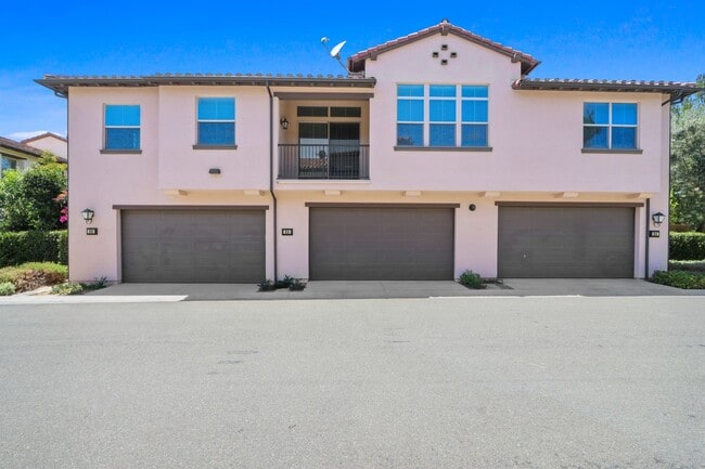 Building Photo - Desirable Eastwood Village Home