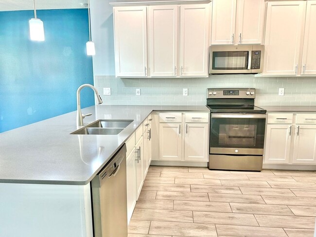 Building Photo - Upscale 3Beds/2.5Baths Townhouse living in...