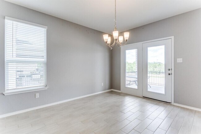 Building Photo - 1100 Desaix Dr