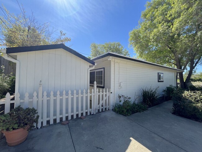 Building Photo - Clean and bright Single level Home - Great central location in SLO neighborhood