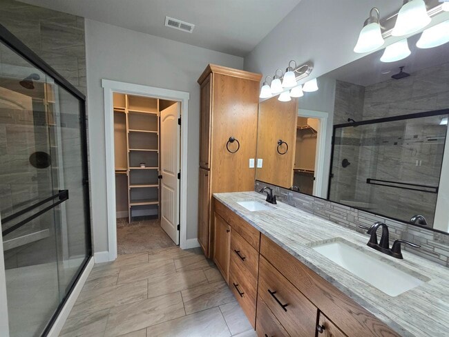 Building Photo - Short Term Rental Rental in Kennewick w/Lawn Care