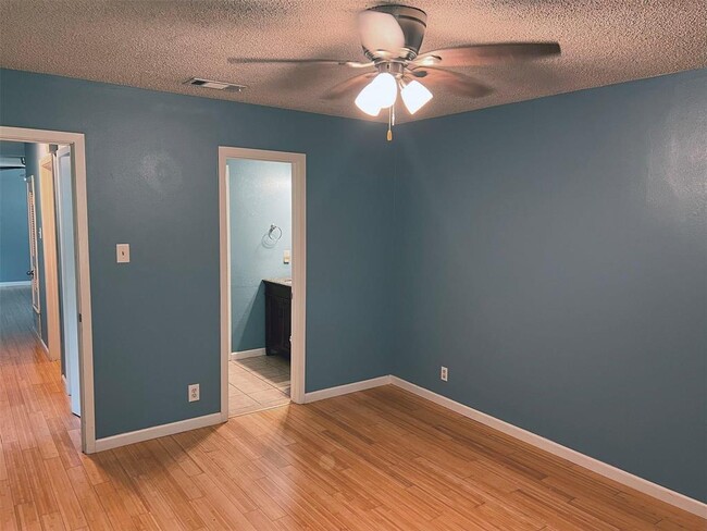 Building Photo - 3503 Southridge Dr
