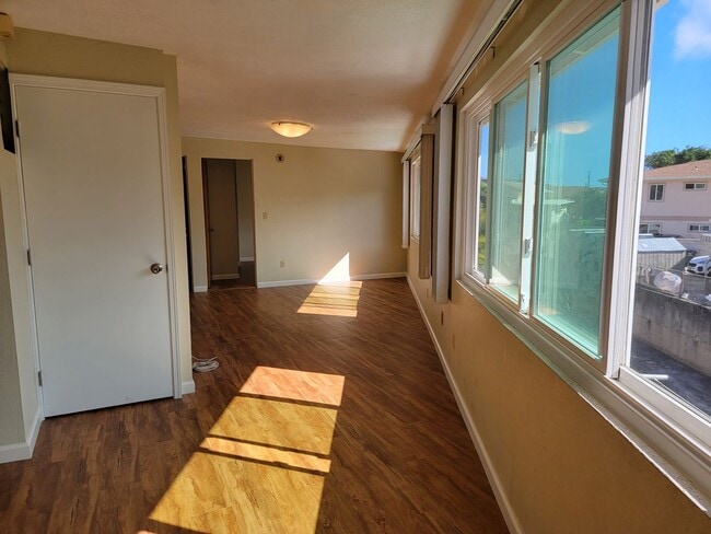 Building Photo - Large Upstairs Unit, Split AC, Renovated