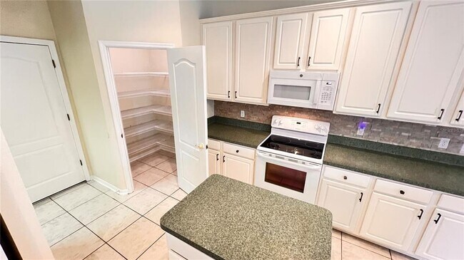Building Photo - 7823 Fernleaf Dr