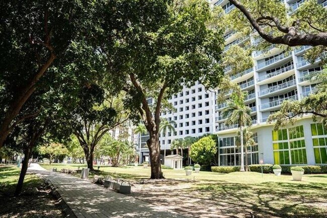 Building Photo - 495 Brickell Ave