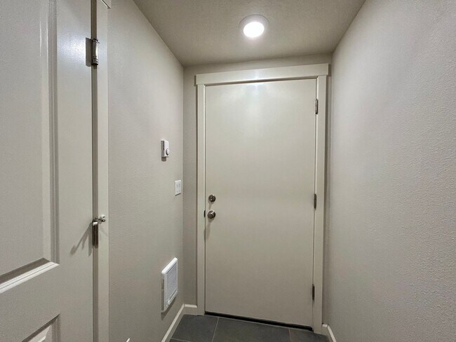Building Photo - Stunning 2 Bed, 2.5 Bath Craftsman Townhome with Community Amenities!