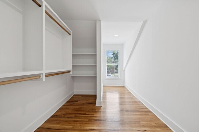 Building Photo - Beautifully Remodeled Home Just Minutes From Downtown Nashville