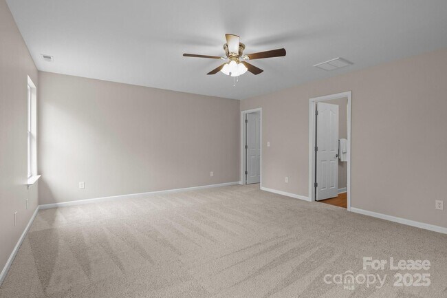 Building Photo - 302 Flanders Dr