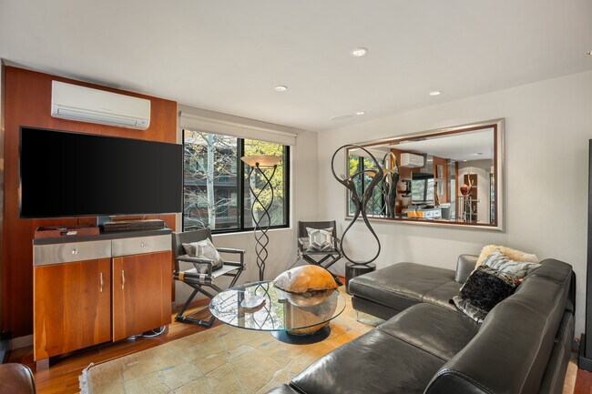 Building Photo - 650 S Monarch St