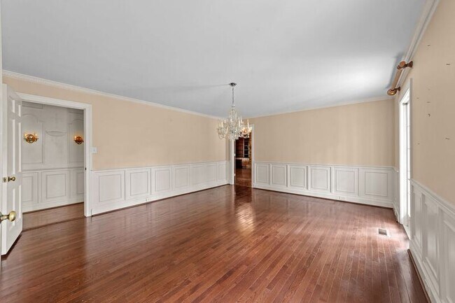 Building Photo - 221 Magnolia Ln