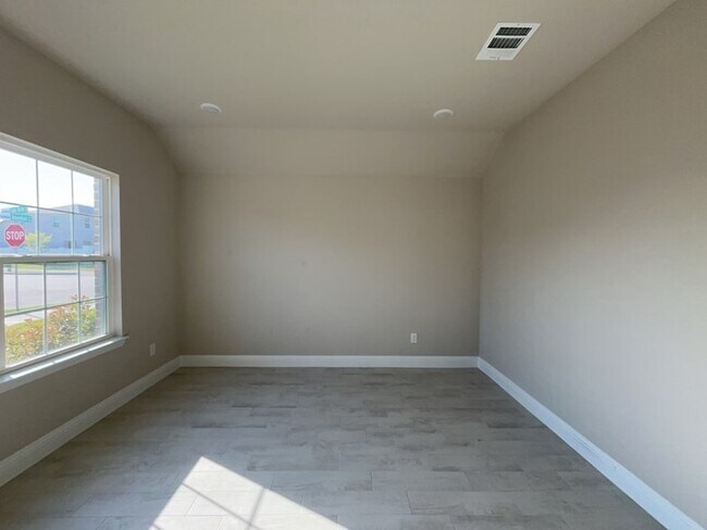 Building Photo - 612 Amenduni Ln