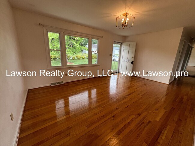 Building Photo - Very Nice Updated Ranch in Salem (Glenvar ...