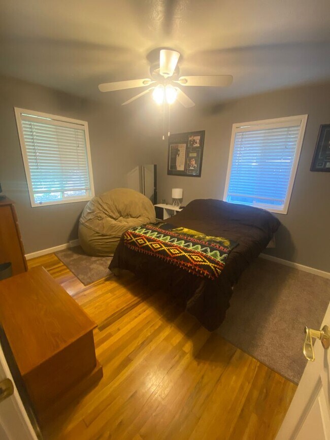 Building Photo - Charming 3 Bed, 1.5 Bath Home in Central F...