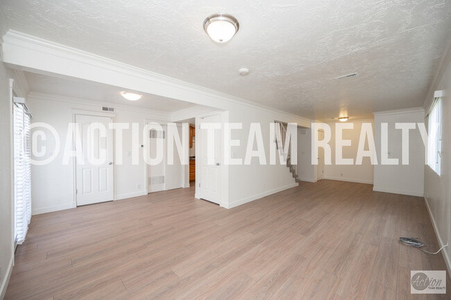 Building Photo - Newly Remodeled Duplex in Cottonwood Heights!