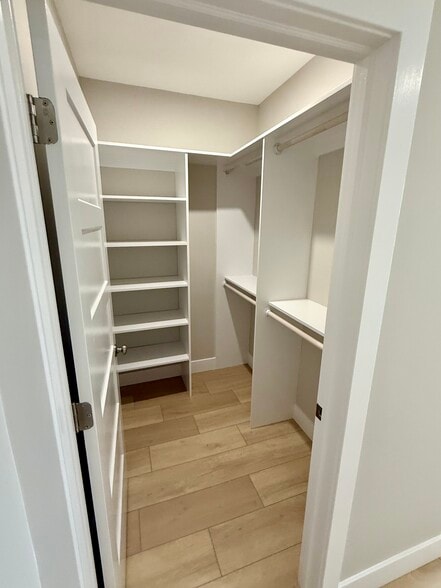 Building Photo - 906 Main St