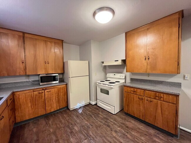 Building Photo - Lovely 2 Bed + 1 Bath Unit in Forest Grove...