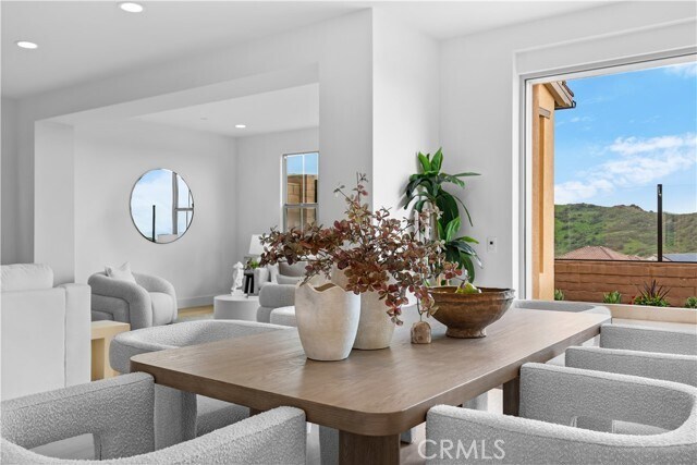 Building Photo - 206 Collino