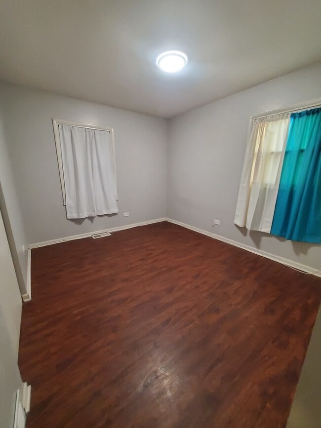 Building Photo - 450 E Mulberry Ct