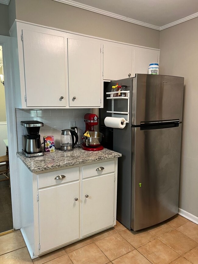 Building Photo - Awesome Green Acres Home!