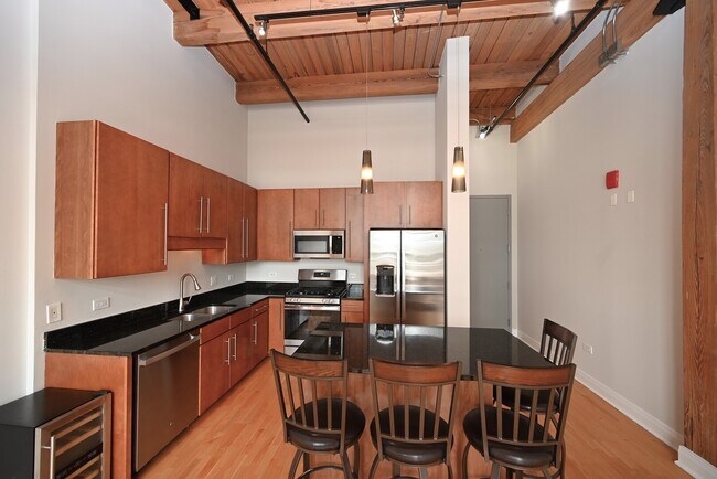 Building Photo - 770 W Gladys Ave