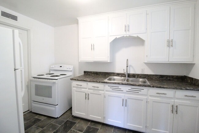 Building Photo - December FREE On This 1 Bedroom 1 Bath Duplex in Navy Hill Area in Olathe