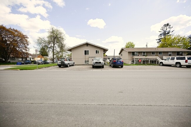 Building Photo - 1104 3rd Ave W