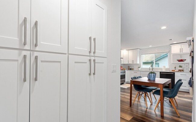 Building Photo - Bright Beautiful Home with huge fenced bac...
