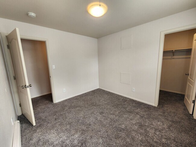 Building Photo - 4 Bed, 2 1/2 Bath in Fruitvale
