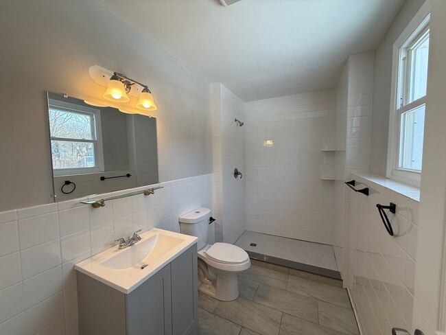 Building Photo - Newly Renovated 4 Bed 2 Bath Single Family Home available NOW!