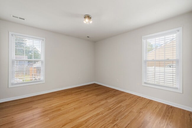Building Photo - Recently Renovated 3 Bedroom Home in North...