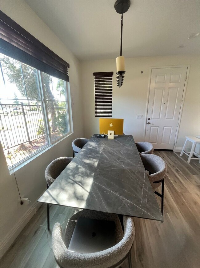 Building Photo - Spacious 4 Bed | 2-Story Townhome in Lake Pointe near Eastlake Vistas